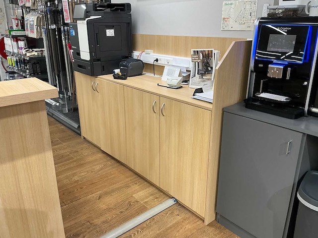 Winkel toonbank met achterwand - afbeelding 3 van  6