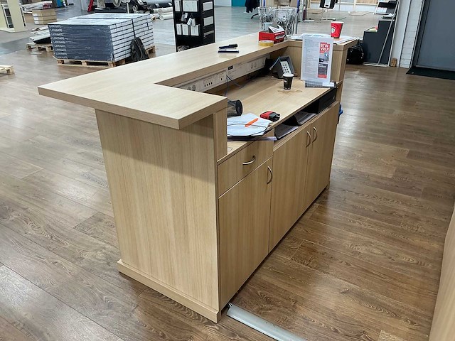 Winkel toonbank met achterwand - afbeelding 4 van  6