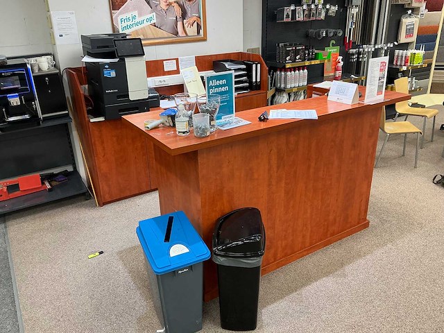 Winkel toonbank met achterwand - afbeelding 1 van  7