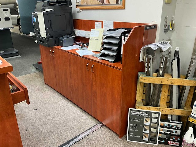 Winkel toonbank met achterwand - afbeelding 3 van  7