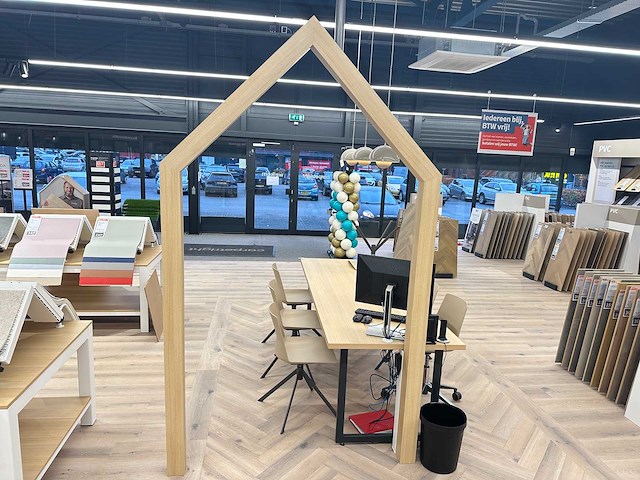 Winkel toonbank met decoratiestukken - afbeelding 2 van  10