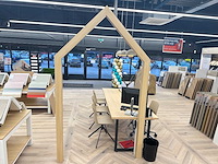 Winkel toonbank met decoratiestukken - afbeelding 2 van  10