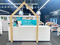 Winkel toonbank met decoratiestukken