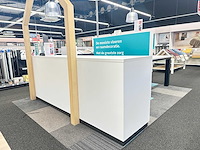 Winkel toonbank met decoratiestukken - afbeelding 3 van  10