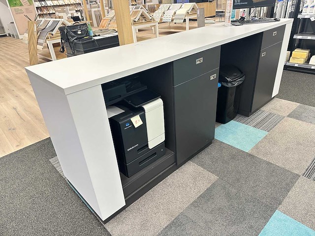 Winkel toonbank met decoratiestukken - afbeelding 4 van  10