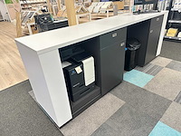 Winkel toonbank met decoratiestukken - afbeelding 4 van  10