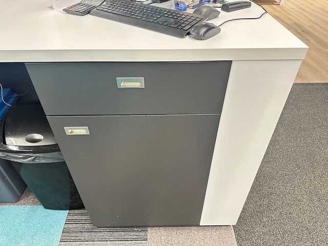 Winkel toonbank met decoratiestukken - afbeelding 5 van  10