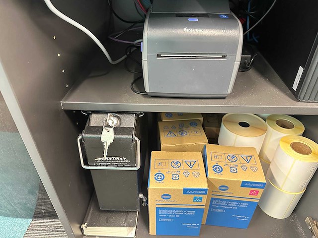 Winkel toonbank met decoratiestukken - afbeelding 6 van  10