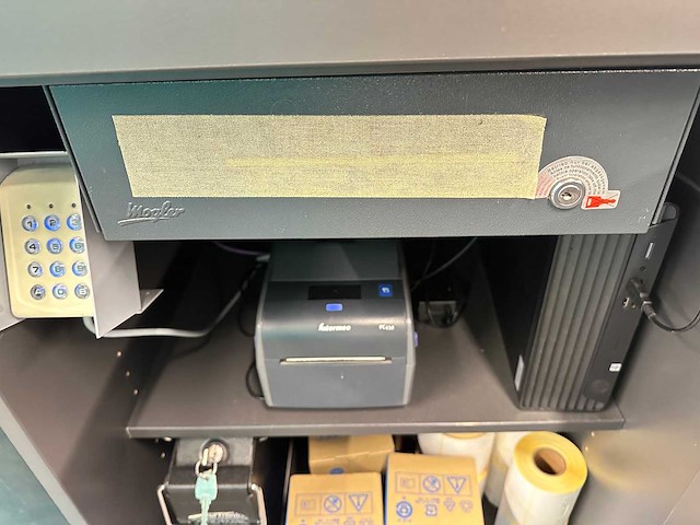 Winkel toonbank met decoratiestukken - afbeelding 7 van  10