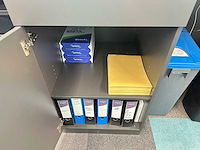 Winkel toonbank met decoratiestukken - afbeelding 8 van  10