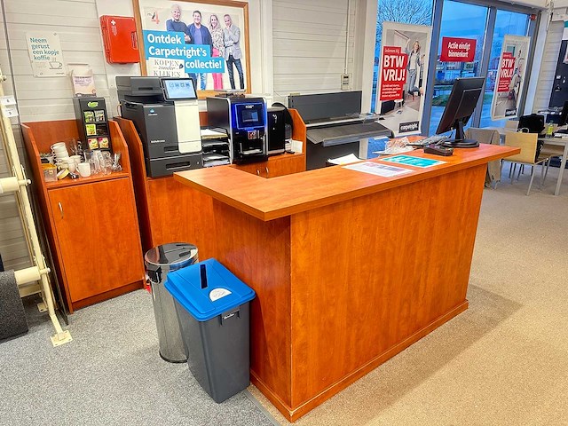 Winkel toonbank met inhoud - afbeelding 1 van  8