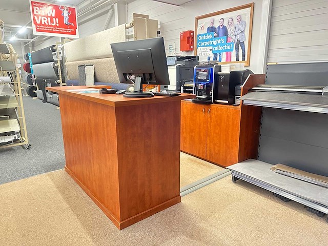 Winkel toonbank met inhoud - afbeelding 2 van  8