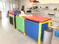 Winkelbalie in hoekopstelling in vrolijke kleuren. afmeting in huidige opstelling ca. 500 x 200 cm. dient ...