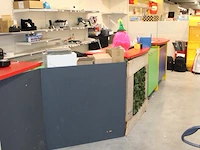 Winkelbalie in hoekopstelling in vrolijke kleuren. afmeting in huidige opstelling ca. 500 x 200 cm. dient ... - afbeelding 3 van  5