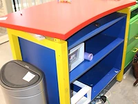 Winkelbalie in hoekopstelling in vrolijke kleuren. afmeting in huidige opstelling ca. 500 x 200 cm. dient ... - afbeelding 4 van  5