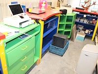 Winkelbalie in hoekopstelling in vrolijke kleuren. afmeting in huidige opstelling ca. 500 x 200 cm. dient ... - afbeelding 5 van  5
