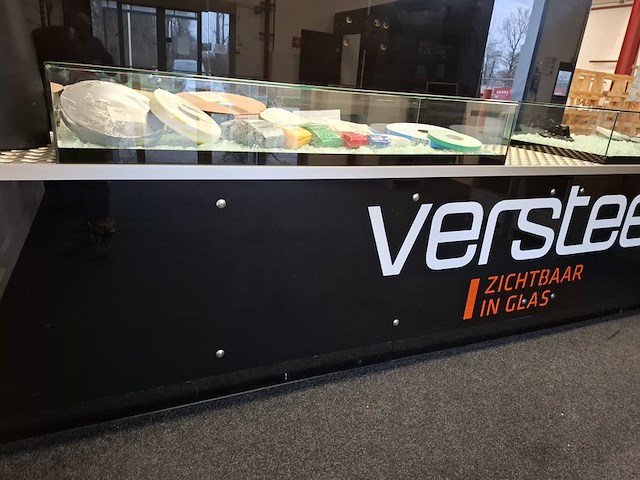 Winkelbalie v.v. 2x vitrinekast - afbeelding 16 van  22