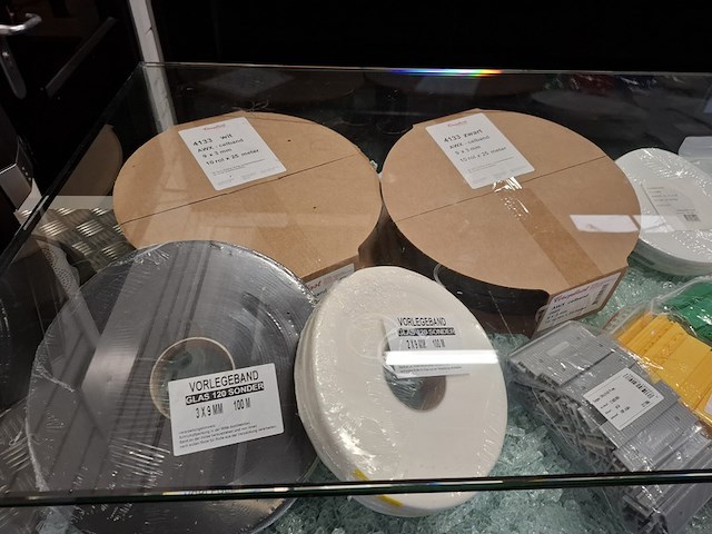 Winkelbalie v.v. 2x vitrinekast - afbeelding 18 van  22