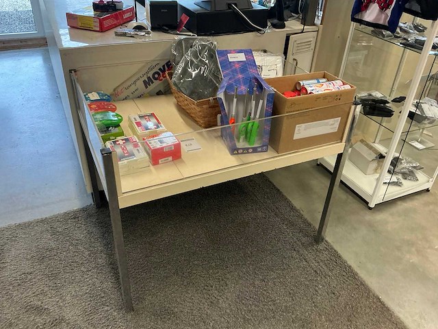Winkeldisplay met aanstekergas en divers - afbeelding 1 van  7