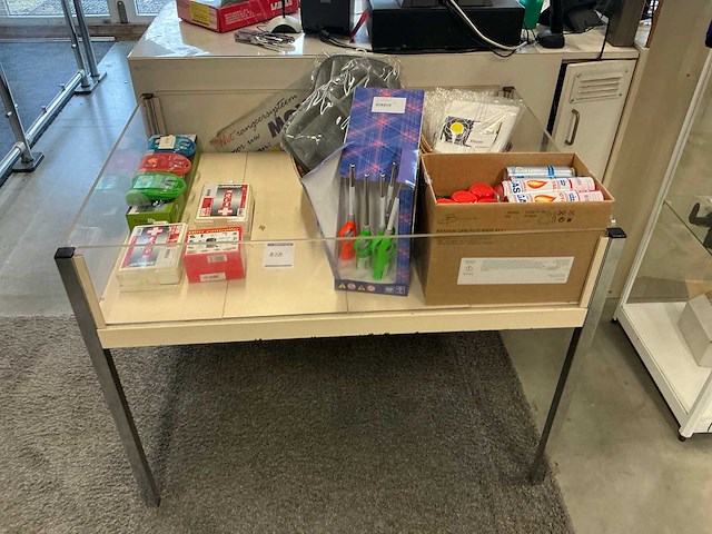 Winkeldisplay met aanstekergas en divers - afbeelding 2 van  7