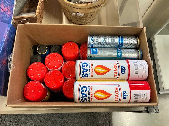 Winkeldisplay met aanstekergas en divers - afbeelding 3 van  7