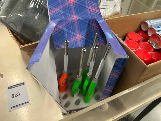 Winkeldisplay met aanstekergas en divers - afbeelding 5 van  7