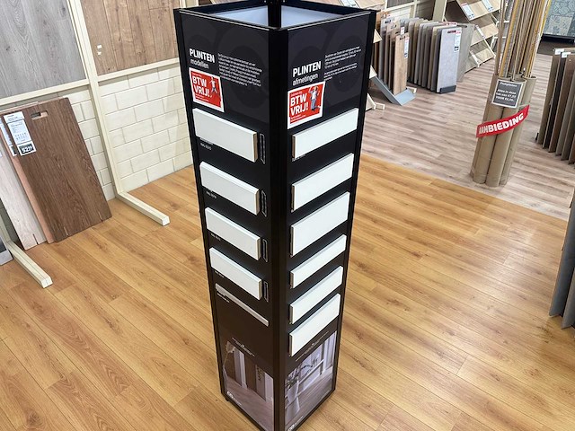 Winkeldisplay voor plinten en metalen rek - afbeelding 1 van  5