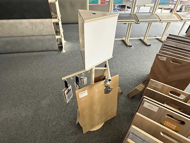 Winkeldisplay voor plinten en metalen rek - afbeelding 4 van  5
