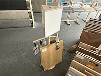 Winkeldisplay voor plinten en metalen rek - afbeelding 4 van  5