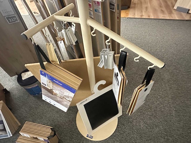 Winkeldisplay voor plinten en metalen rek - afbeelding 5 van  5