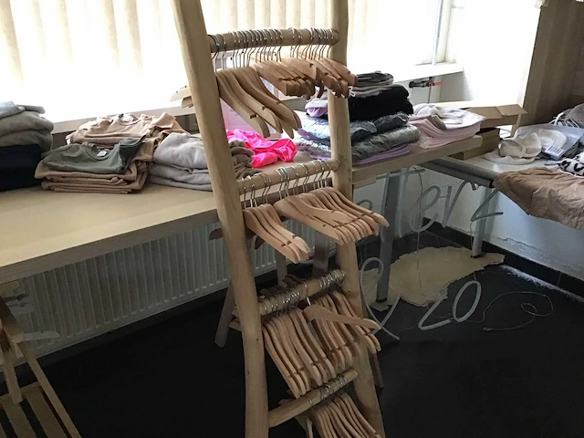Winkelinventaris en baby/kleuterbenodigheden - afbeelding 3 van  15