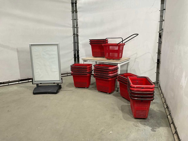 Winkelmandjes en reclame bord - afbeelding 8 van  9
