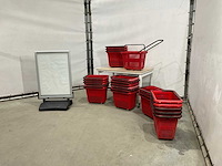 Winkelmandjes en reclame bord - afbeelding 8 van  9
