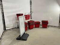 Winkelmandjes en reclame bord - afbeelding 9 van  9