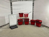 Winkelmandjes en reclame bord - afbeelding 1 van  9