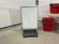 Winkelmandjes en reclame bord - afbeelding 2 van  9