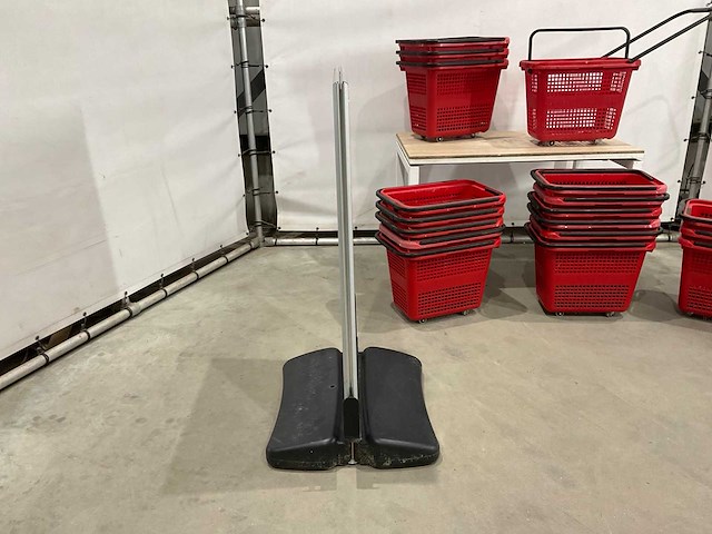 Winkelmandjes en reclame bord - afbeelding 3 van  9