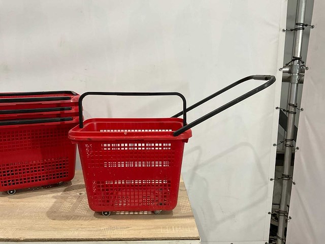 Winkelmandjes en reclame bord - afbeelding 4 van  9