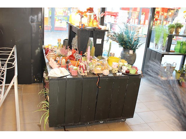 Winkelproducten in en op showtafel w.o. vaasjes, kandelaars, decoratiematerialen en cactussen. - afbeelding 1 van  6