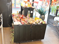 Winkelproducten in en op showtafel w.o. vaasjes, kandelaars, decoratiematerialen en cactussen. - afbeelding 1 van  6