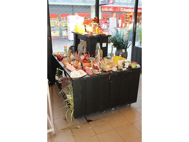 Winkelproducten in en op showtafel w.o. vaasjes, kandelaars, decoratiematerialen en cactussen. - afbeelding 2 van  6