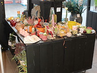 Winkelproducten in en op showtafel w.o. vaasjes, kandelaars, decoratiematerialen en cactussen. - afbeelding 2 van  6