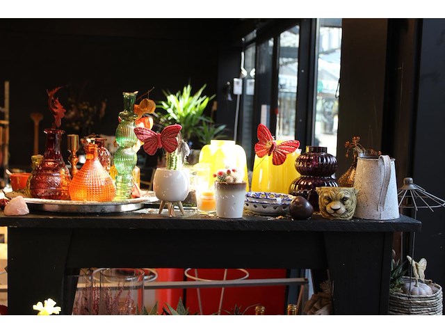 Winkelproducten in en op showtafel w.o. vaasjes, kandelaars, decoratiematerialen en cactussen. - afbeelding 3 van  6