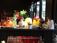 Winkelproducten in en op showtafel w.o. vaasjes, kandelaars, decoratiematerialen en cactussen. - afbeelding 3 van  6