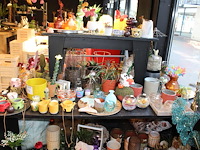 Winkelproducten in en op showtafel w.o. vaasjes, kandelaars, decoratiematerialen en cactussen. - afbeelding 4 van  6