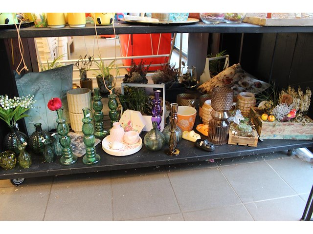 Winkelproducten in en op showtafel w.o. vaasjes, kandelaars, decoratiematerialen en cactussen. - afbeelding 5 van  6