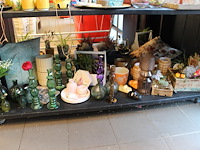 Winkelproducten in en op showtafel w.o. vaasjes, kandelaars, decoratiematerialen en cactussen. - afbeelding 5 van  6