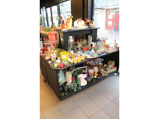 Winkelproducten in en op showtafel w.o. vaasjes, kandelaars, decoratiematerialen en cactussen. - afbeelding 6 van  6