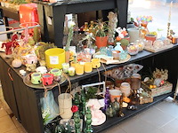 Winkelproducten in en op showtafel w.o. vaasjes, kandelaars, decoratiematerialen en cactussen. - afbeelding 6 van  6