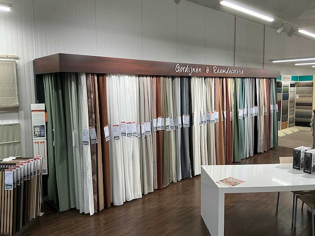 Winkelstelling met gordijnsamples - afbeelding 1 van  7